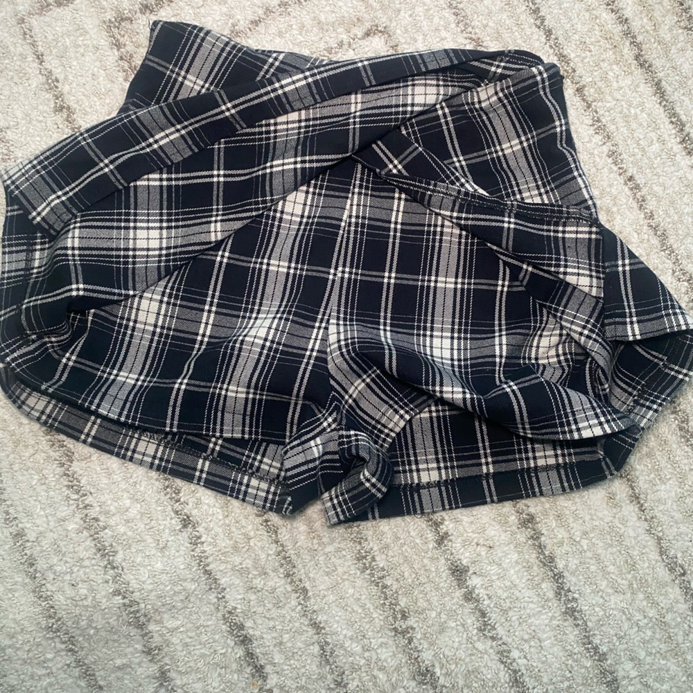 Brandy Melville Black & White Plaid Wrap Skort – One Size - Picture 2 of 7